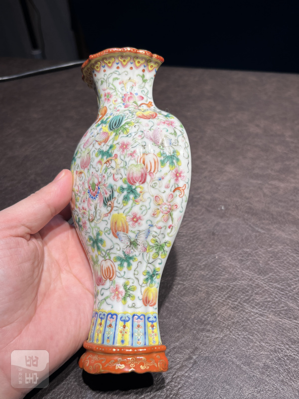 清乾隆 粉彩瑞果花蝶纹瓜棱壁瓶 - 图14